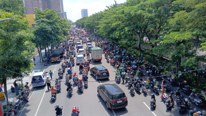 Suasana arus lalu lintas di Kota Surabaya yang padat merayap akibat aksi buruh di momen Hari Buruh atau May Day, Rabu, 1 Mei 2024. (Foto: Mokhamad Dofir/VIVA Jatim)