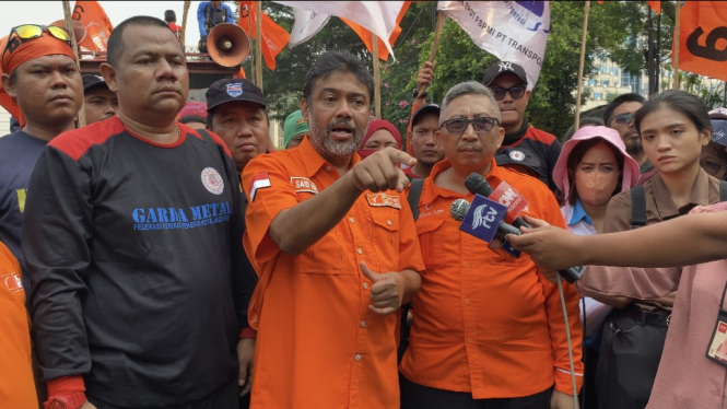 Aksi Demo buruh yang dilakukan bertepatan pasa Hari Buruh Internasional 2024 atau May Day dilakukan di kawasan Patung Kuda, Jakarta Pusat (Jakpus), Kamis 1 Mei 2024. 