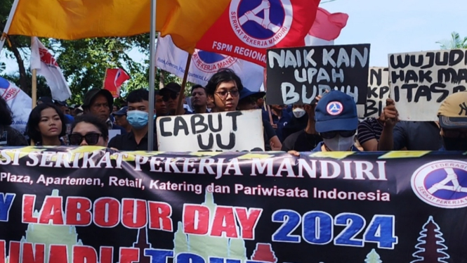 Ratusan Aliansi Perjuangan Rakyat Bali menggelar aksi damai di depan Kantor Gubernur.