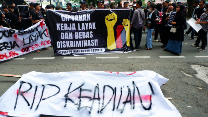Ratusan buruh menggelar unjuk rasa May Day di Gedung DPRD Sumut, Kota Medan.(B.S.Putra/VIVA)
