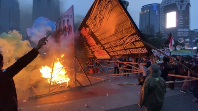Ribuan massa buruh yang berdemo di Patung Kuda Jakarta Pusat membakar dua spanduk raksasa sebelum membubarkan diri, Rabu 1 Mei 2024. 
