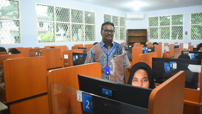 Rektor Unimed Prof. Dr. Baharuddin, saat meninjau pelaksanaan UTBK-SNBT 2024, di Kampus Unimed.(dok Unimed)