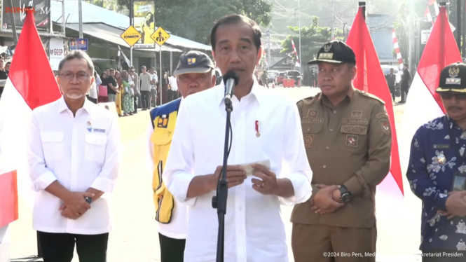 Presiden RI Joko Widodo (Jokowi) meresmikan Inpres Jalan Daerah di Provinsi Nusa Tenggara Barat (NTB), Kamis, 2 Mei 2024 (sumber: YouTube Sekretariat Presiden)