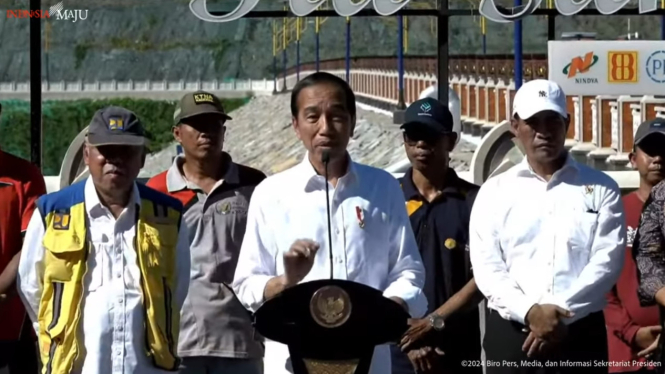 Presiden RI Joko Widodo saat meresmikan Bandungan Tiu Suntuk di Sumbawa Barat, Kamis, 2 Mei 2024 (sumber: YouTube Sekretariat Presiden)