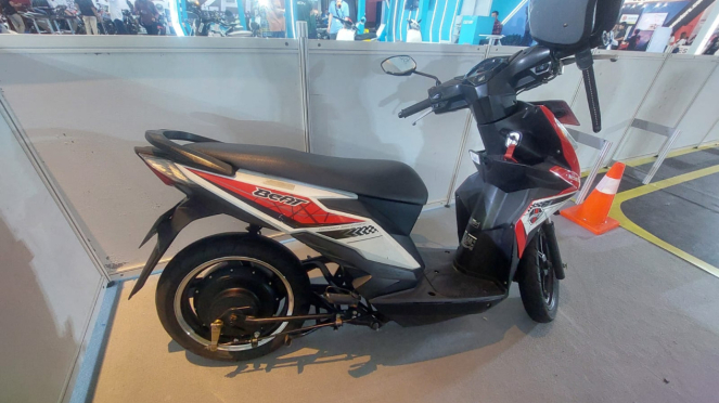 Honda Beat yang sudah dikonversi menjadi motor listrik di PEVS 2024