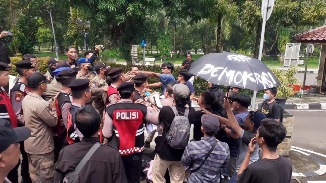 Aksi saling dorong antara mahasiswa dan petugas saat berusaha masuk ke dalam gedung