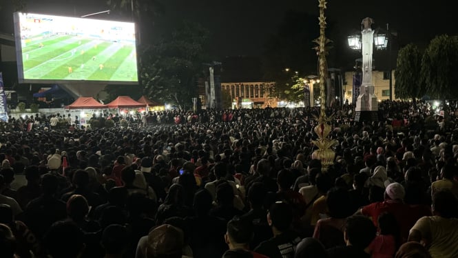 Nobar Pertandingan Timnas Indonesia di depan Balai Kota Solo