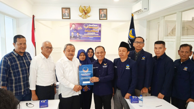 Tim Pemenangan Edy Rahmayadi saat mengambil formulir pendaftaran Balon Gubernur Sumut 2024, di Kantor DPW NasDem Sumut.