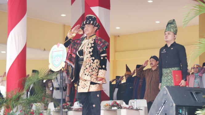 Pj Gubernur Sumut, Hassanudin memimpin Upacara Peringatan Hardiknas di Lapangan Kabupaten Deliserdang.(istimewa/VIVA)