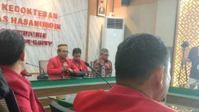 Wakil Rektor I Unhas Prof Muhammad Ruslin, memberikan keterangan.