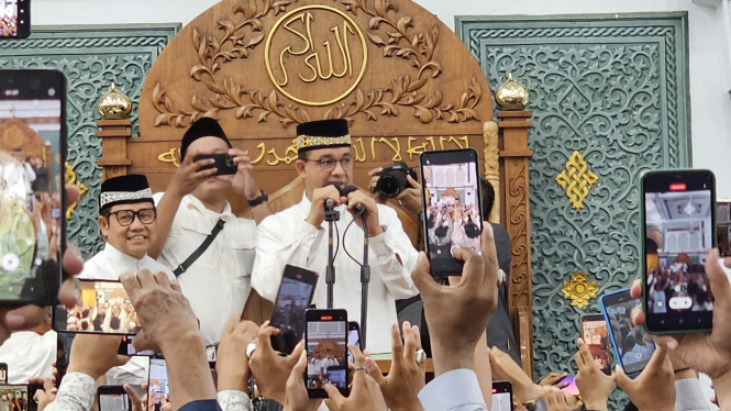 Anies dan Cak Imin naik ke atas mimbar Masjid Raya Baiturrahman usai Salat Jumat.