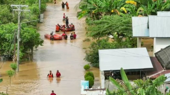 Banjir dan tanah longsor terjadi di empat kabupaten Sulsel.