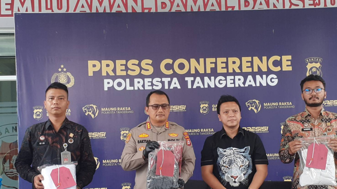 Kapolresta Tangerang Kombes Pol Baktiar Joko Mujiono dan Satreskrim pegang barang bukti 