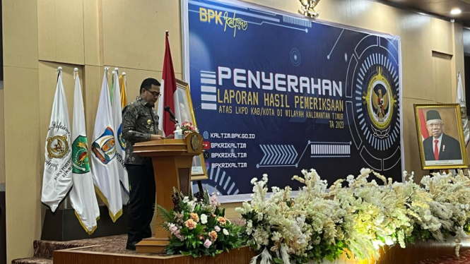 Walikota Samarinda saat meroasting 9 Kepala Daerah di kaltim pada acara penyerahan laporan dari BPK RI Perwakilan Kaltim