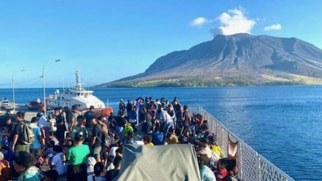 FOTO DE ARCHIVO - Varios refugiados de Tagulandang, Regencia de las Islas Sitaro, Sulawesi del Norte, estaban siendo transportados por un barco de la Armada de Indonesia mientras una nube de humo se elevaba sobre el Monte Ruang, el sábado 20 de abril de 2024.