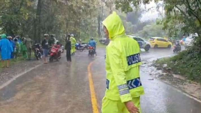 Lokasi longsor yang menimbun badan jalan di Kecamatan Anggeraja, Kabupaten Enrekang, Sulawesi Selatan, pada Jumat, 3 Mei 2024.