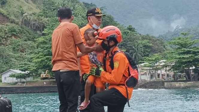 Personel Basarnas mengevakuasi seorang balita menuju KN SAR Bima Sena dari Pelabuhan Minanga setelah erupsi Gunung Ruang Pulau Tagulandang, Kabupaten Kepulauan Sitaro, Sulawesi Utara, 30 April 2024.