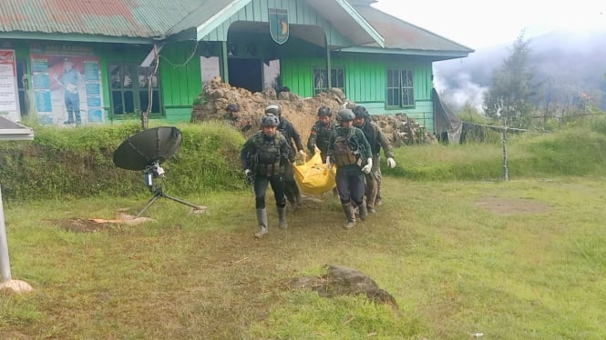 Jenazah warga sipil korban penembakan OPM saat dievakuasi TNI-Polri