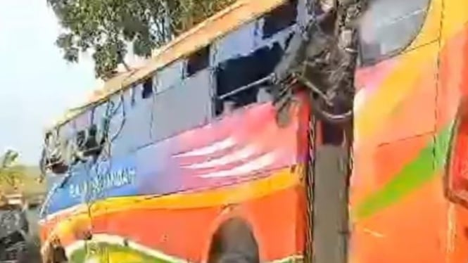 Bus Rajawali Indah yang terlibat kecelakaan maut di Bojonegoro.