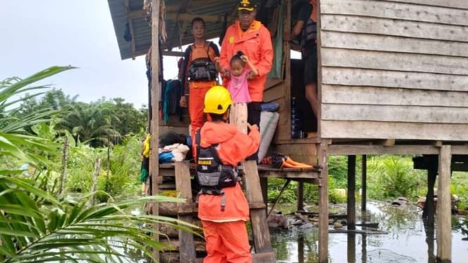Basarnas Evakuasi Ayah dan Anak yang Terjebak Banjir