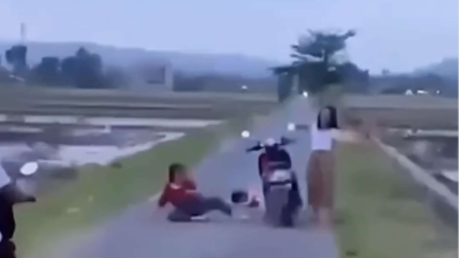 Tiga Pelajar perempuan di Blitar Terekam Mabuk di Tengah Sawah