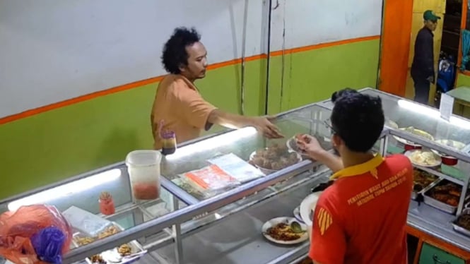 Viral Pria Kribo Makan Seenaknya Bayar Semaunya di Warteg Jakpus