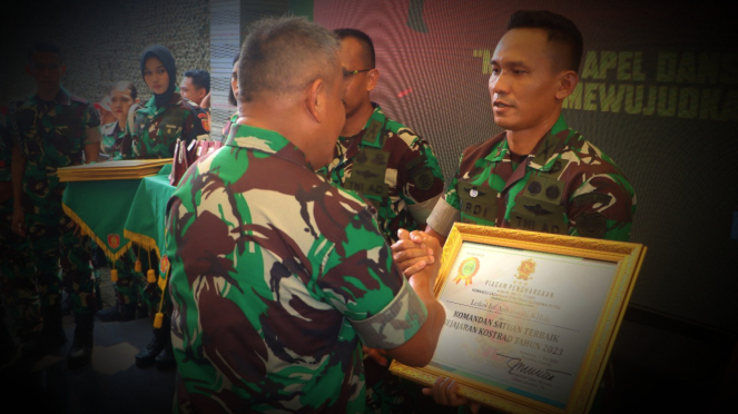 VIVA Militar: El teniente coronel Inf Ardiansia alias Raja Aibon recibe un premio 
