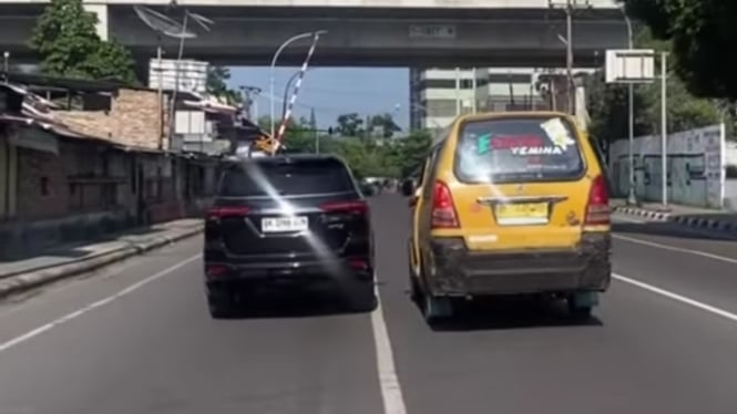 Fortuner vs Angkot