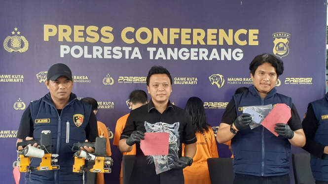 Kasat Reskrim Polres Kota Tangerang Kompol Arief N Yusuf saat pegang barang bukti