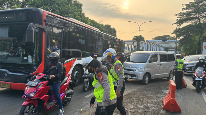 Polisi bersihkan tumpahan oli di Jalan Juanda