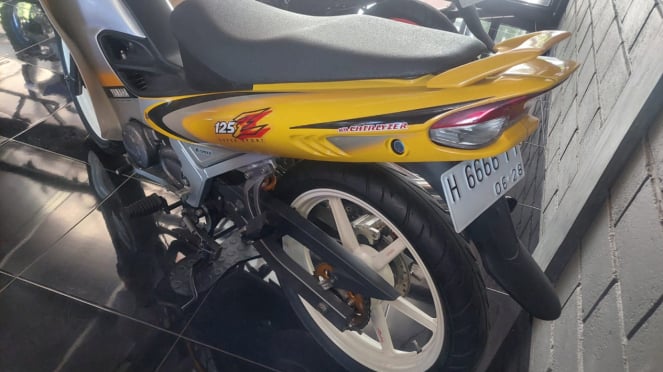 Rara motocicleta Yamaha 125Z en el concesionario Yamaha Salatiga