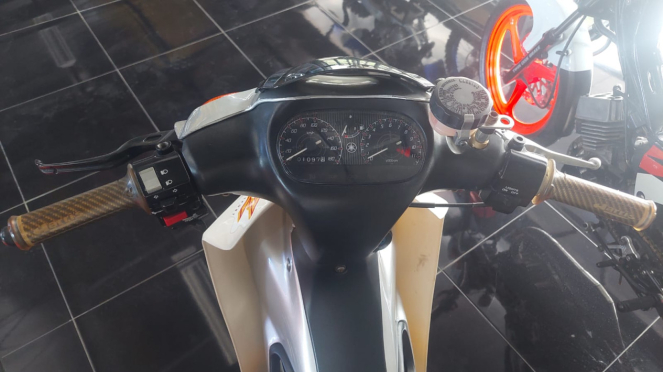 Rara motocicleta Yamaha 125Z en el concesionario Yamaha Salatiga