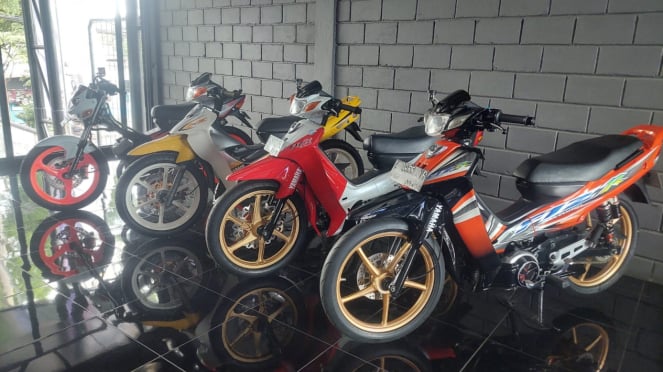 Rara motocicleta Yamaha en el concesionario Salatiga Yamaha