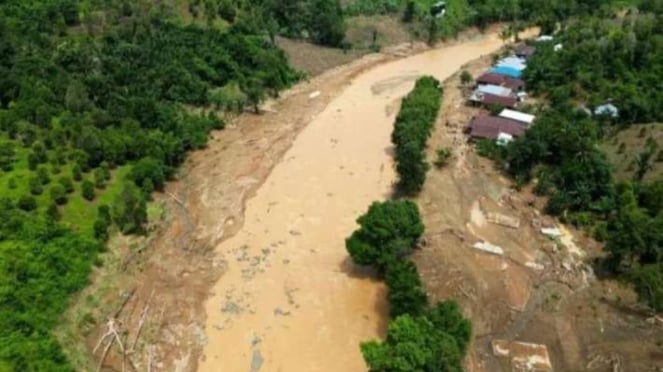 Foto: Foto aérea de la condición de la aldea de Kaili después de graves inundaciones en el distrito de West Suli, Luwu Regency, South Sulawesi, domingo 5 de mayo de 2024.