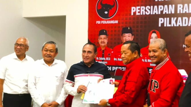 Edy Rahmayadi saat menyerahkan berkas pendaftaran Bacalon Gubernur Sumut 2024 ke DPD PDIP Sumut.(B.S.Putra/VIVA)