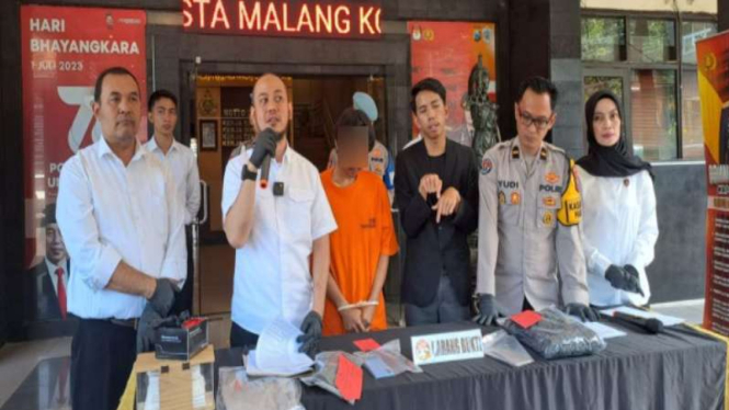 Polresta Malang Kota menangkap pelaku yang mengancam menyebarkan foto asusila.