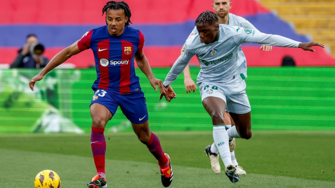 Pemain Timnas Guinea U-23, Ilaix Moriba (kanan) saat membela Getafe vs Barcelona