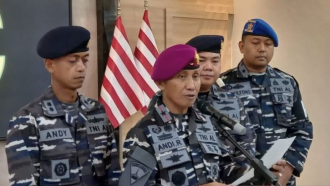 Danlantamal VI Makassar Brigadir Jenderal TNI (Marinir) Andi Rahmat M (tengah)