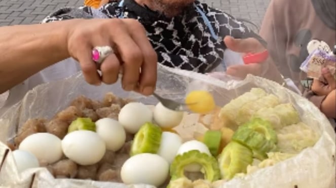 Dagangan Laris Diserbu Pembeli, Tangan Tukang Somay Ini Bikin Netizen Salfok.