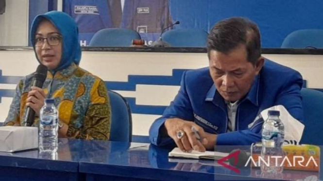  Airin Rachmi Diany menyerahkan formulir pendaftaran Bacagub Banten ke DPW PAN