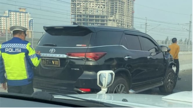 Fortuner berpelat polri kecelakaan di tol layang MBZ