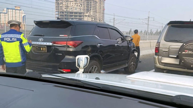 Toyota Fortuner pelat Polri kecelakaan di Jalan Layang Tol MBZ