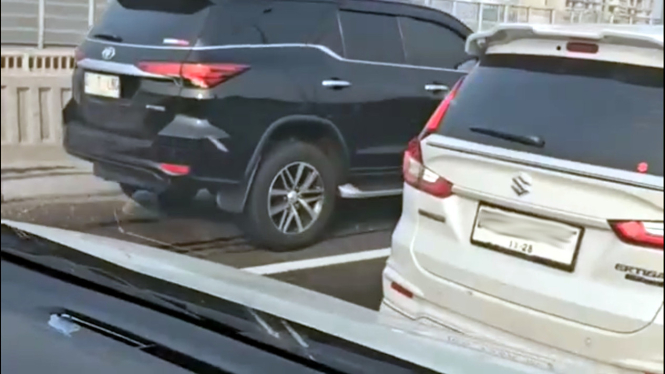 Toyota Fortuner pelat Polri kecelakaan di Jalan Layang Tol MBZ