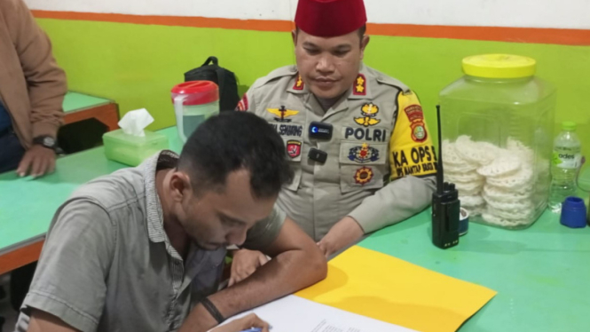 Polsek Metro Tanah Abang memediasi korban R (35) penjaga warung makan dan pelaku A alias AK (31) yang viral makan bayar semaunya di Warteg Bahari, Kebon Kacang, Tanah Abang, Jakarta Pusat, Senin 6 Mei 2024. 