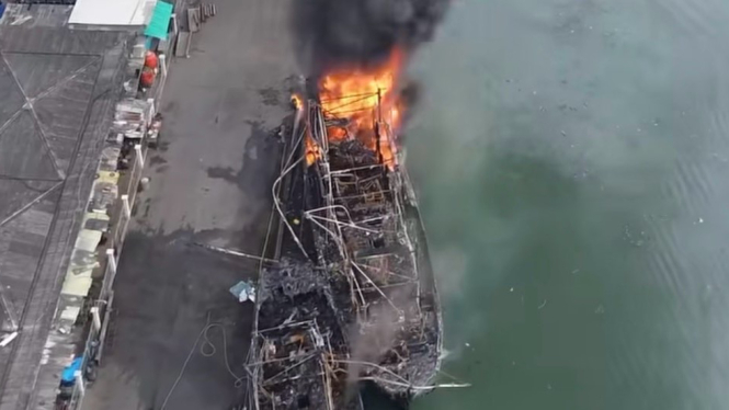 Tiga kapal pencari ikan di pelabuhan Muara Baru Penjaringan Jakarta Utara terbakar.