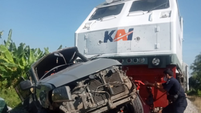 El coche del grupo de la señora Nyai Ponpes Sidogori fue atropellado por el tren Pandalungan.  (Especial)