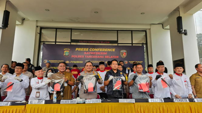 Kapolres Tangsel AKBP Ibnu saat memberikan keterangan pers dan memegang barang bukti