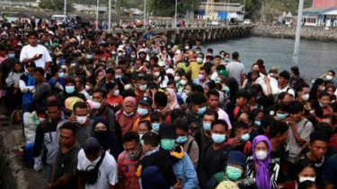 Cientos de residentes hacen fila durante el proceso de evacuación utilizando el KRI Kakap-811 en el puerto de Tagulandang, regencia de las islas Sitaro, Sulawesi del Norte, el miércoles 1 de mayo de 2024.