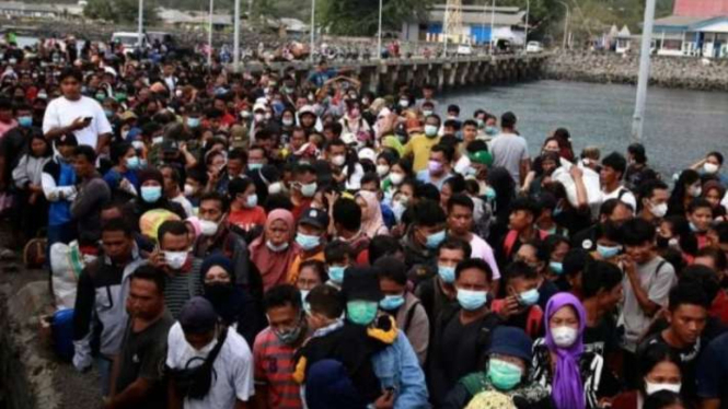 Ratusan warga mengantre saat proses evakuasi menggunakan KRI Kakap-811 di Pelabuhan Tagulandang, Kabupaten Kepulauan Sitaro, Sulawesi Utara, Rabu, 1 Mei 2024.