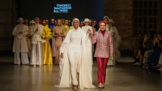 ¡La bufanda con botones lleva al ícono mundial del hijab Halima Aden a la modesta Semana de la Moda de Estambul 2024!